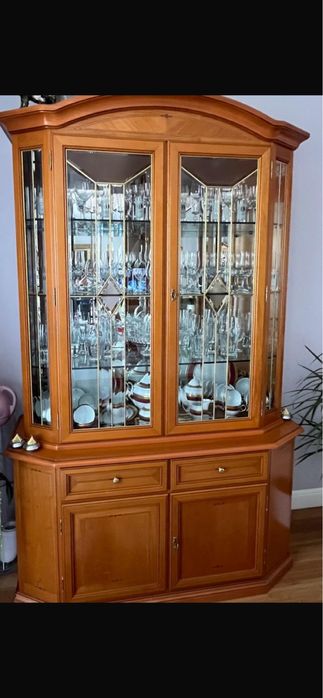 Drewniana witryna, podswietlana