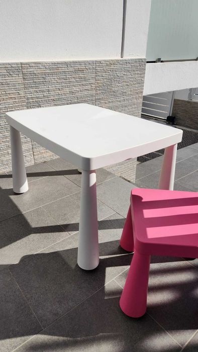 Mesa p/criança MAMMUT branca com 1 cadeira rosa