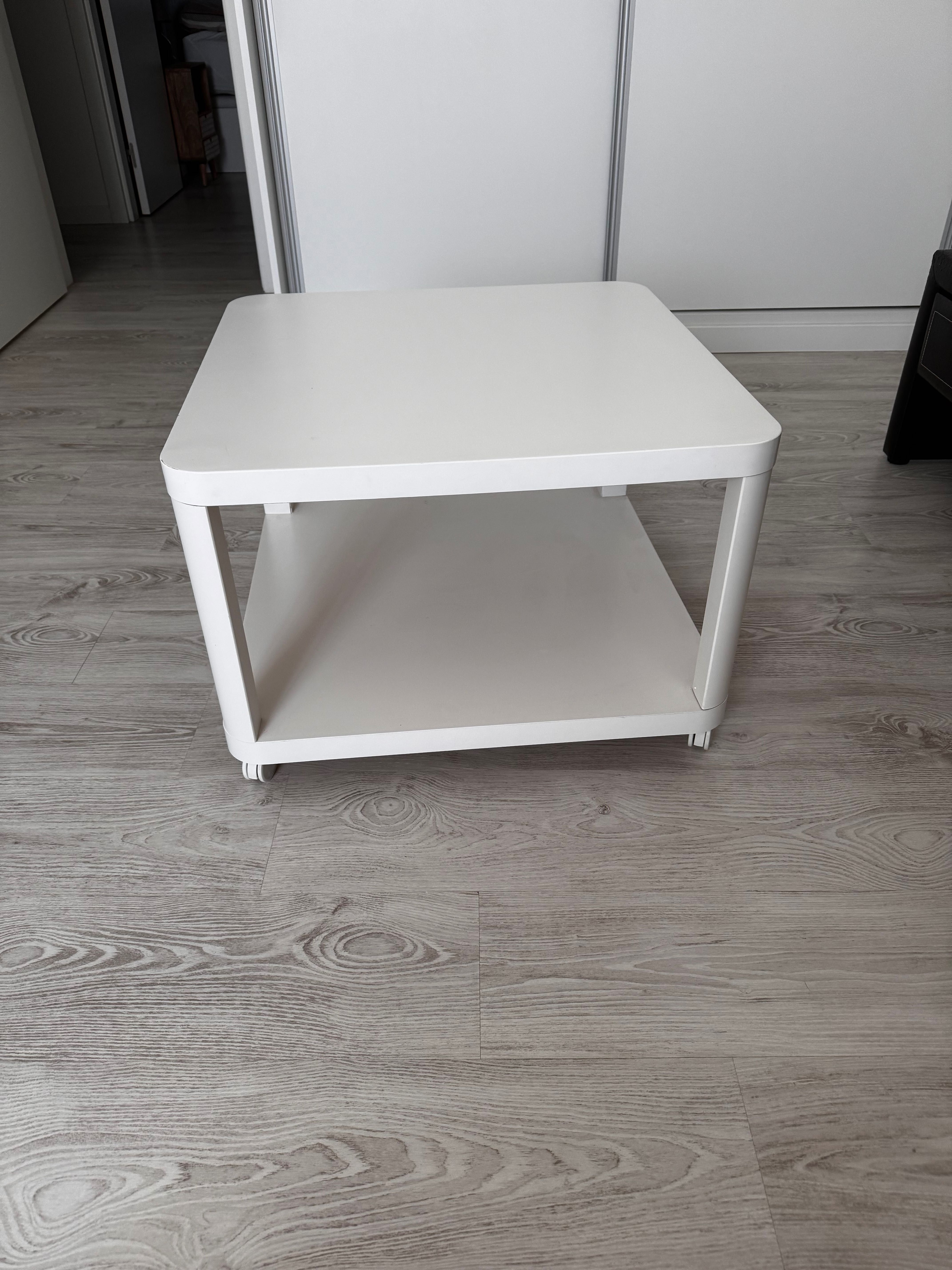 Mesa de apoio com rodas