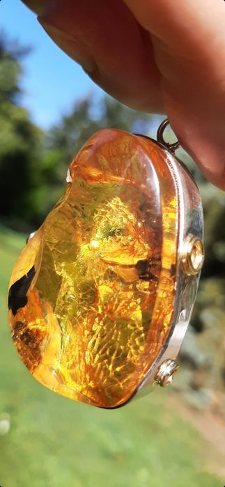 Wisior bursztyn w nowoczesnej artystycznej oprawie ze srebra