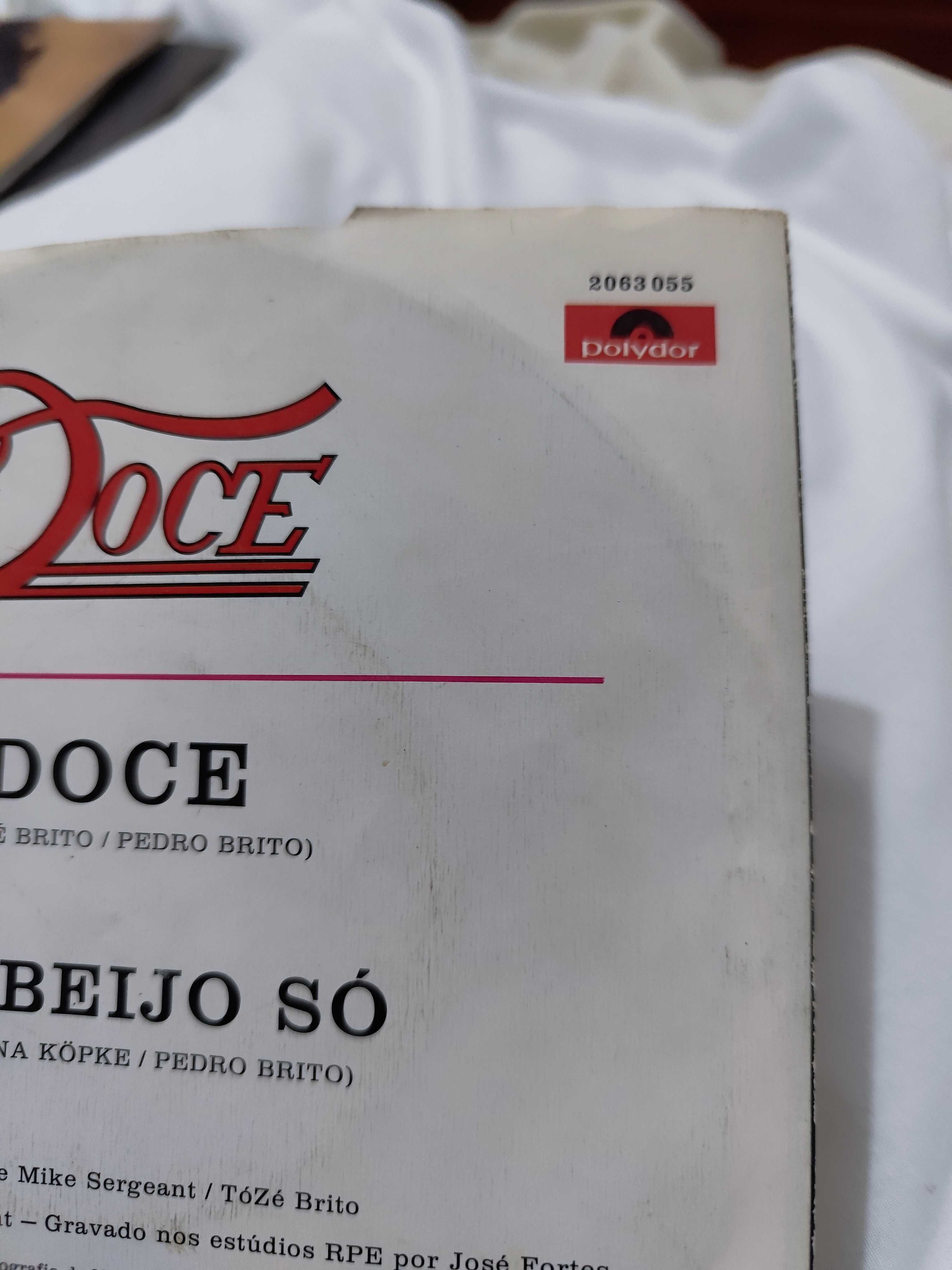 Dois singles de música portuguesa doce e Herman José
