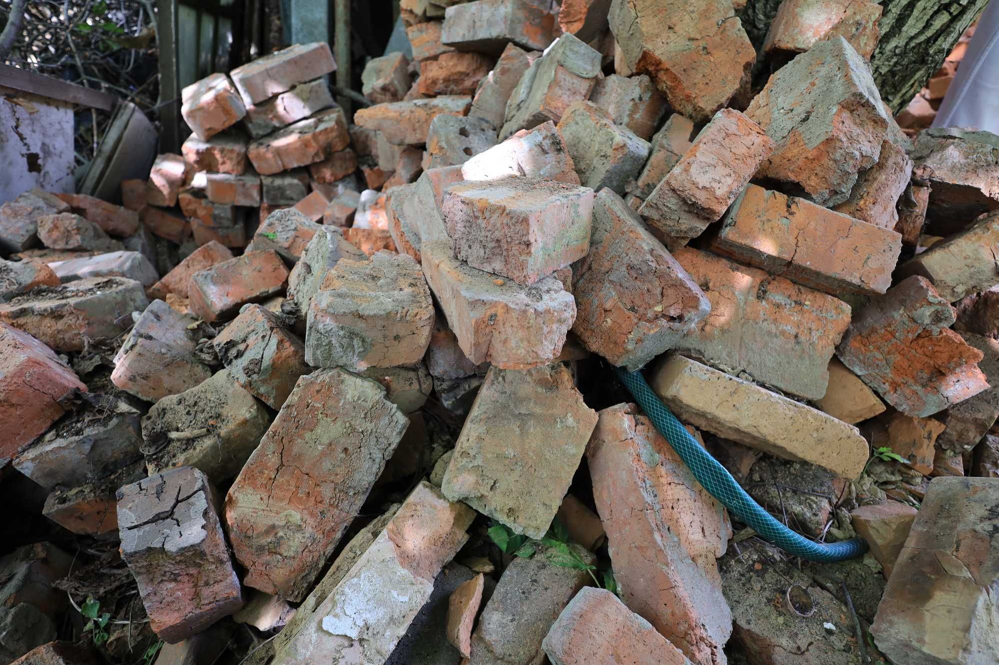 Продам кирпич керамический битый.