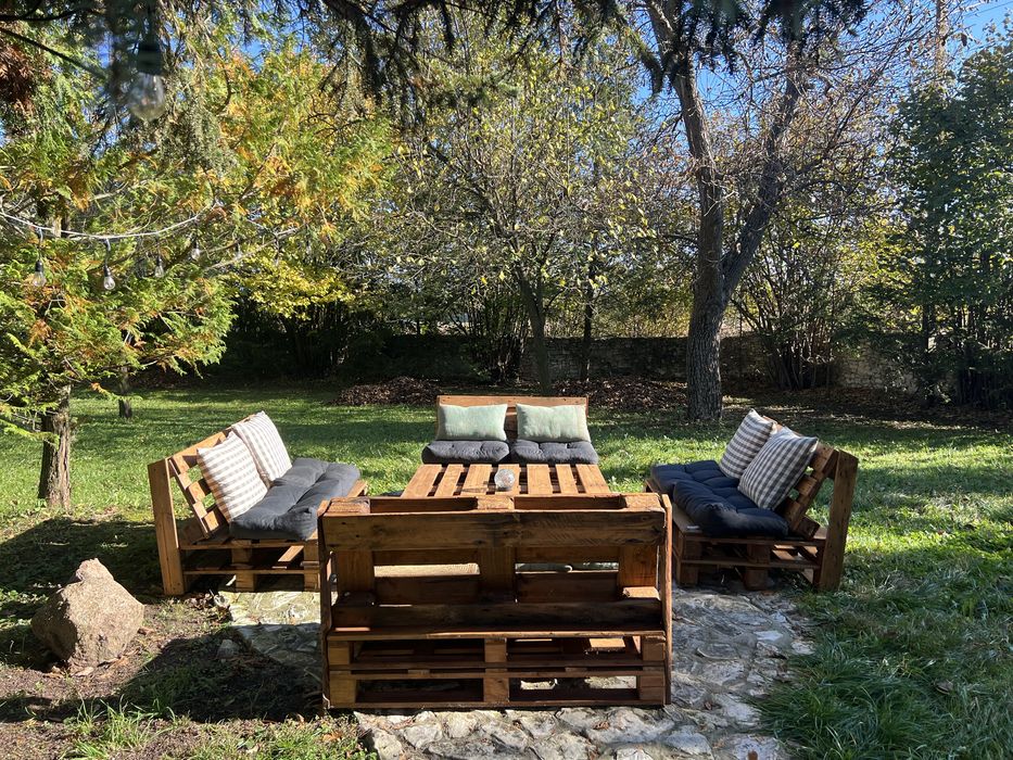 Zestawy ogrodowe z palet robione z sercem.