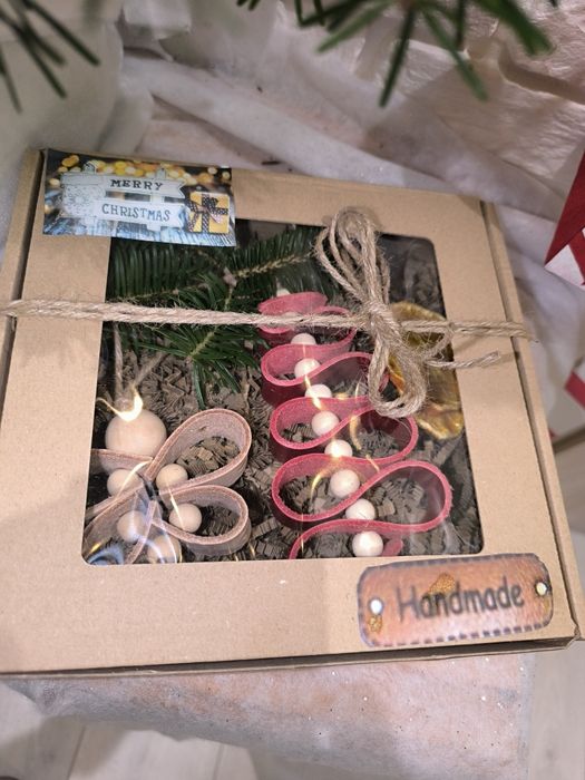 Ręcznie robiona ozdoba świąteczna – ozdoba ze skóry i drewna