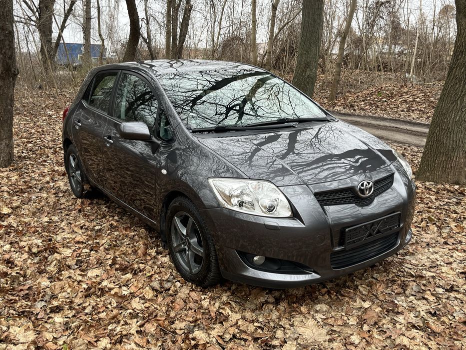 Тойота Auris 1.6 бензин