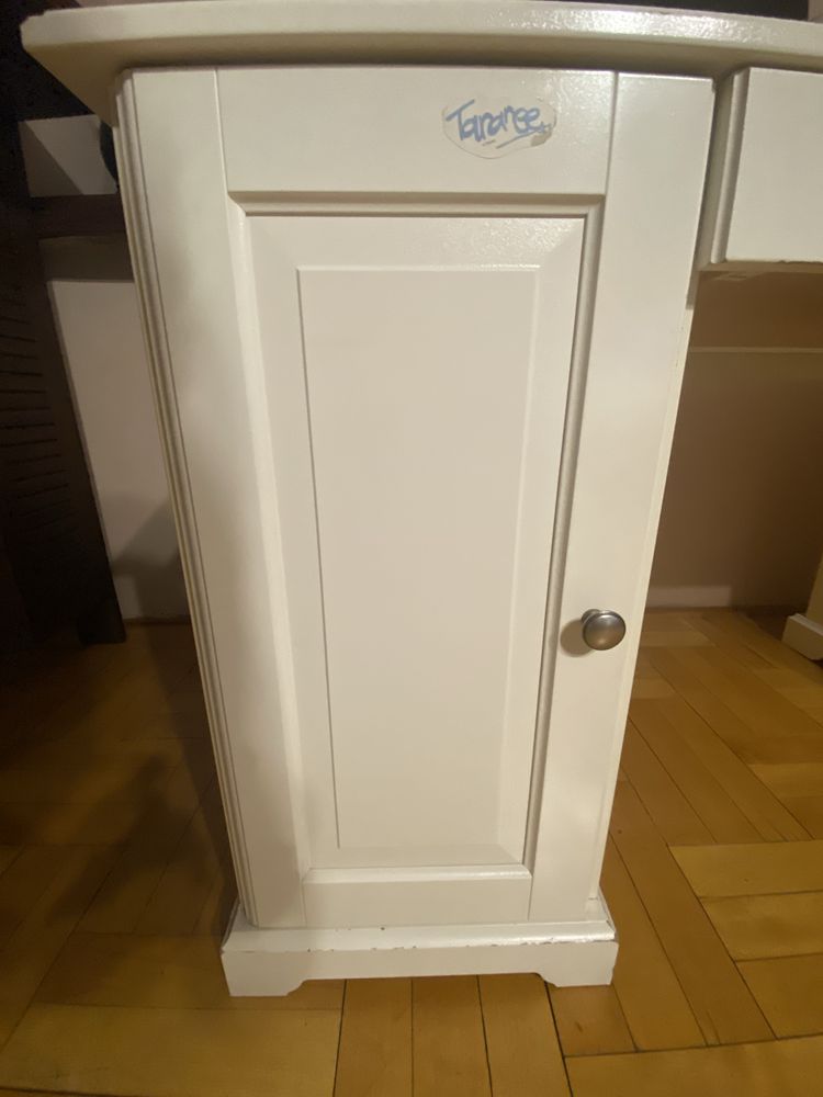 Białe biurko uzywane IKEA