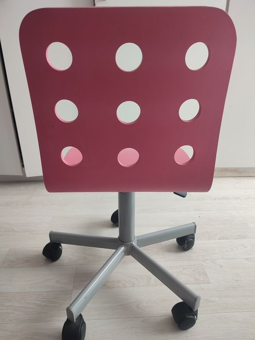 Różowe krzesło obrotowe do biurka