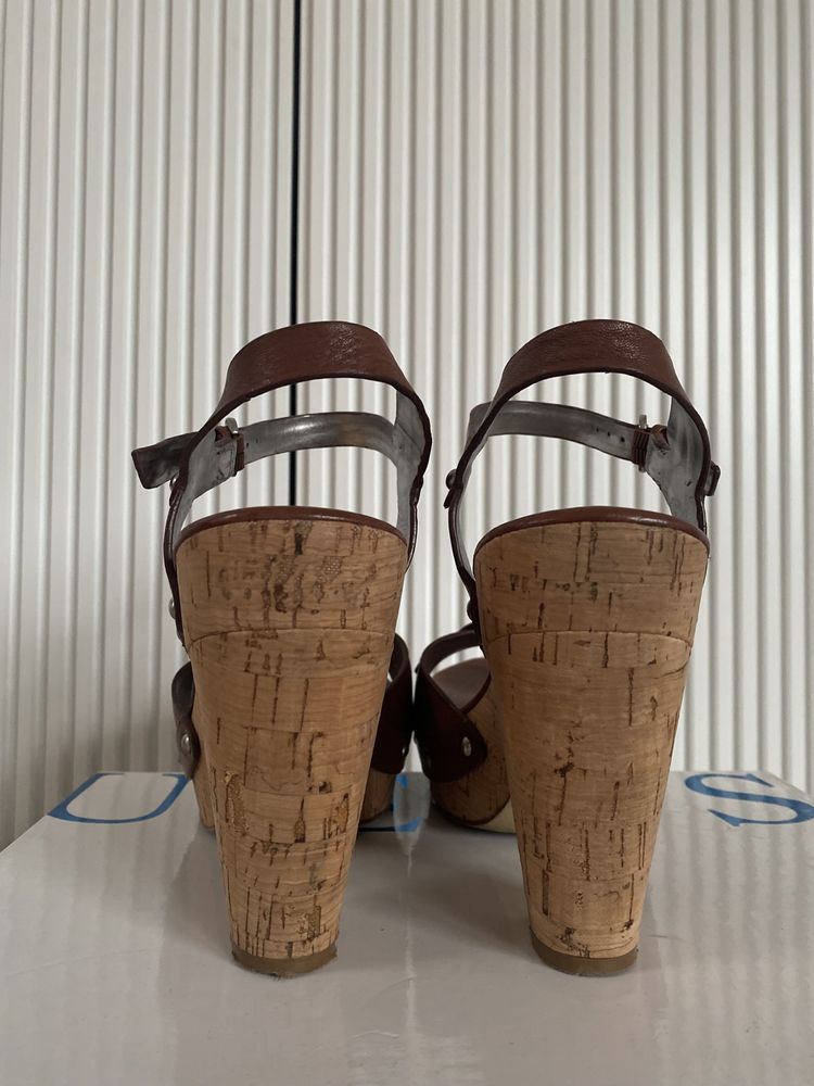 sandały na obcasie koturny GUESS r 39