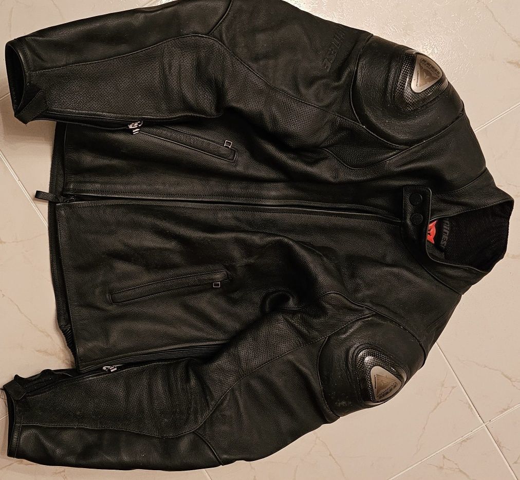 Blusão Dainese em pele com proteções em carbono