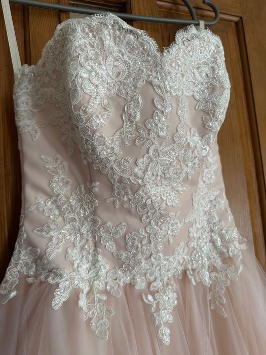 Весільна сукня з аксесуарами