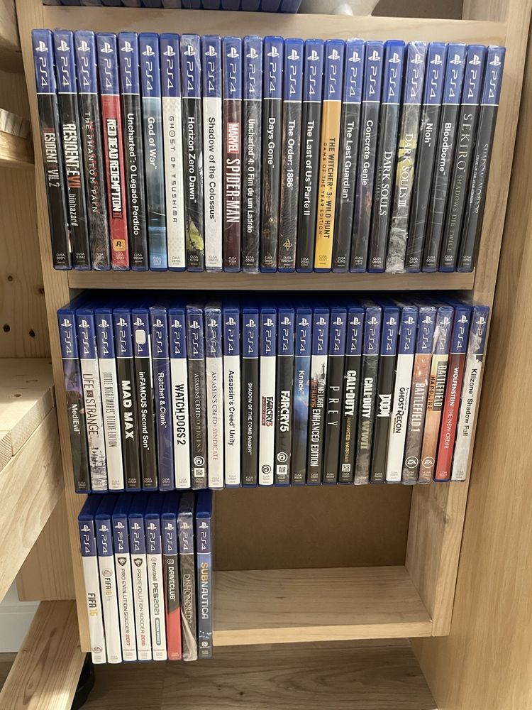 Ps4 pro com 2 comandos e 112 jogos.