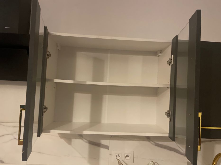 Meble kuchenne, zlewozmywak z baterią i okap