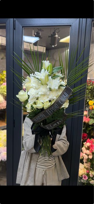 Ритуальнні,похоронні вінки та корзини з живих квітів.