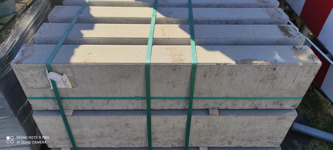 Krawężniki, kostka, słupy oświetleniowe, krąg betonowy, palisada