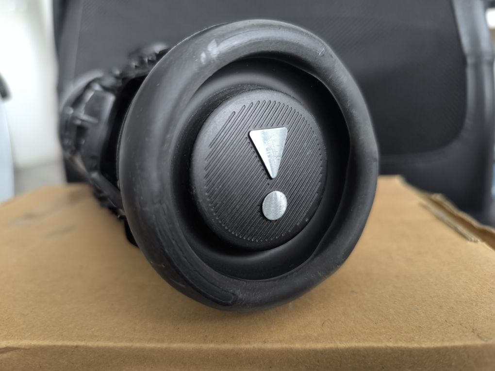 JBL Charge 5, korpus, membrany bierne, klapka baterii, przyciski