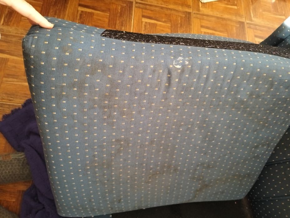 Vendo sofá com um pequeno defeito, um buraco na almofada
