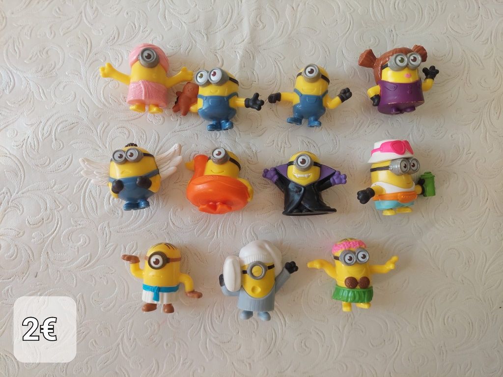 Variados bonecos