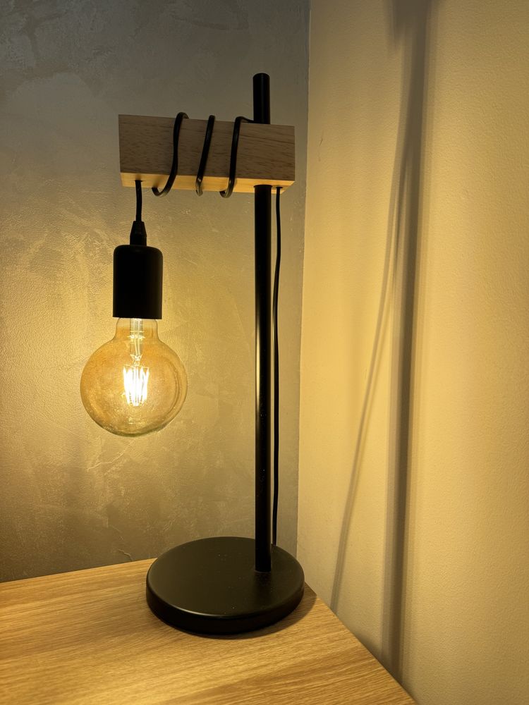 Lampka loft z ozdobną żarówką