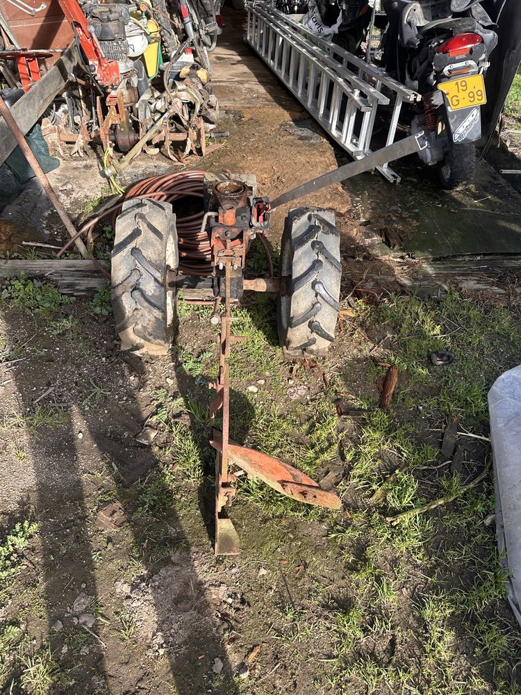 Motoenchada com fresse arado de regos e rodas