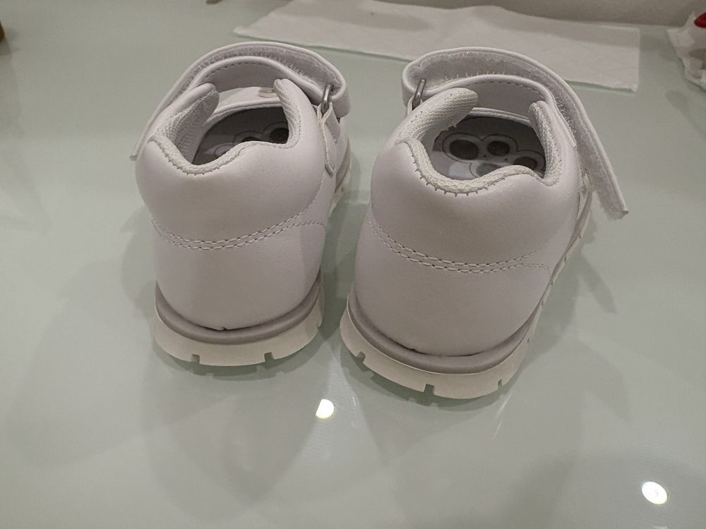 Sapatos menina chicco nunca usadas