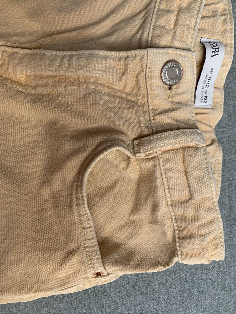 Jeansowe spodnie z rozcięciami po bokach