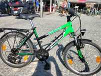 Bicicleta rapaz com porta-alforges