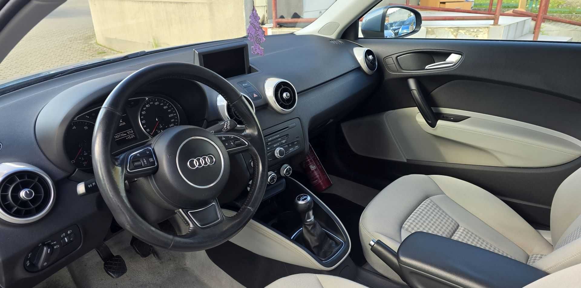 Audi A1 1.2 benzyna 2011r. ! Małe i oszczędne auto na miasto !