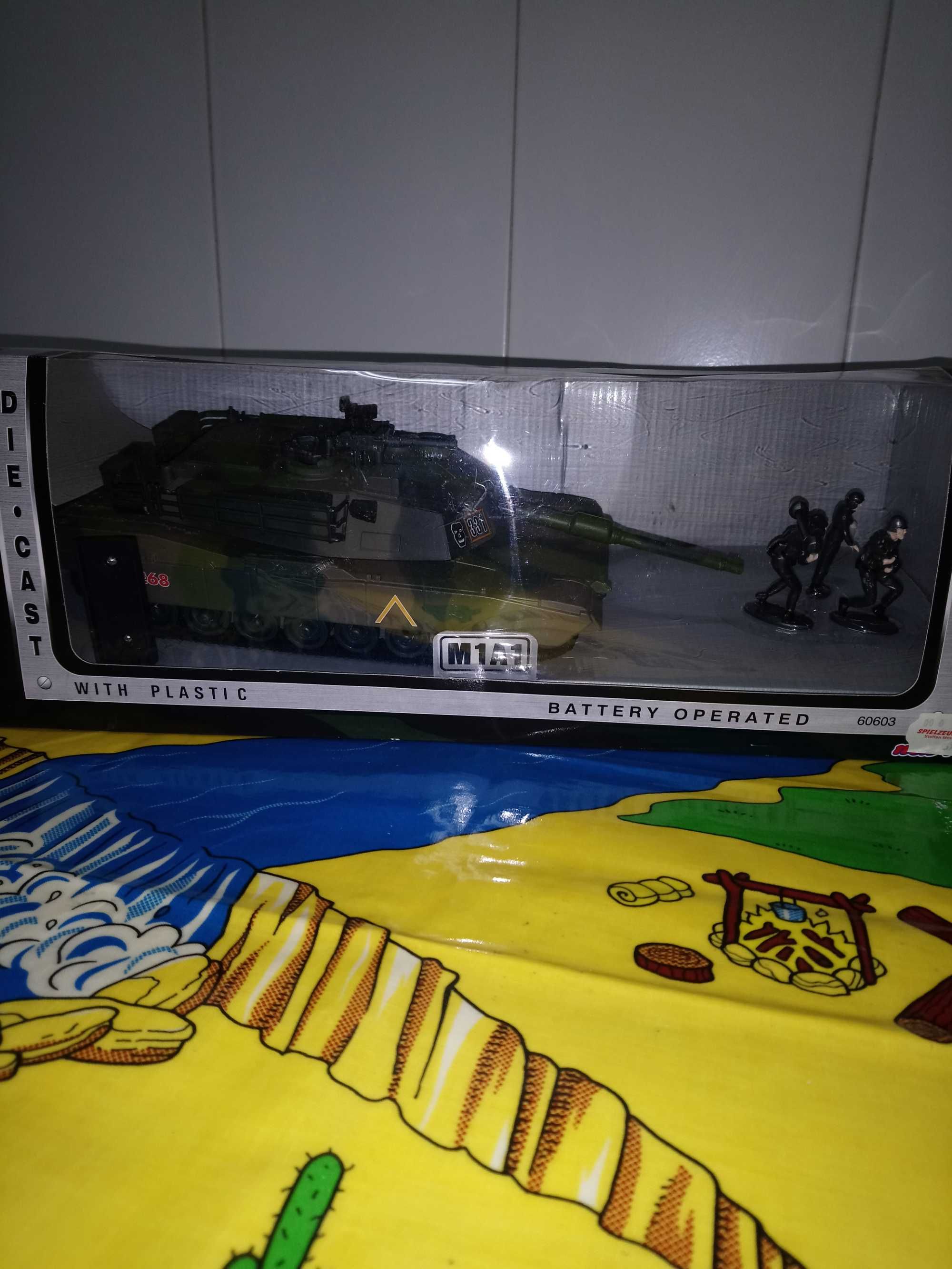 New Ray 1/32 - Tanque com figuras e caixa