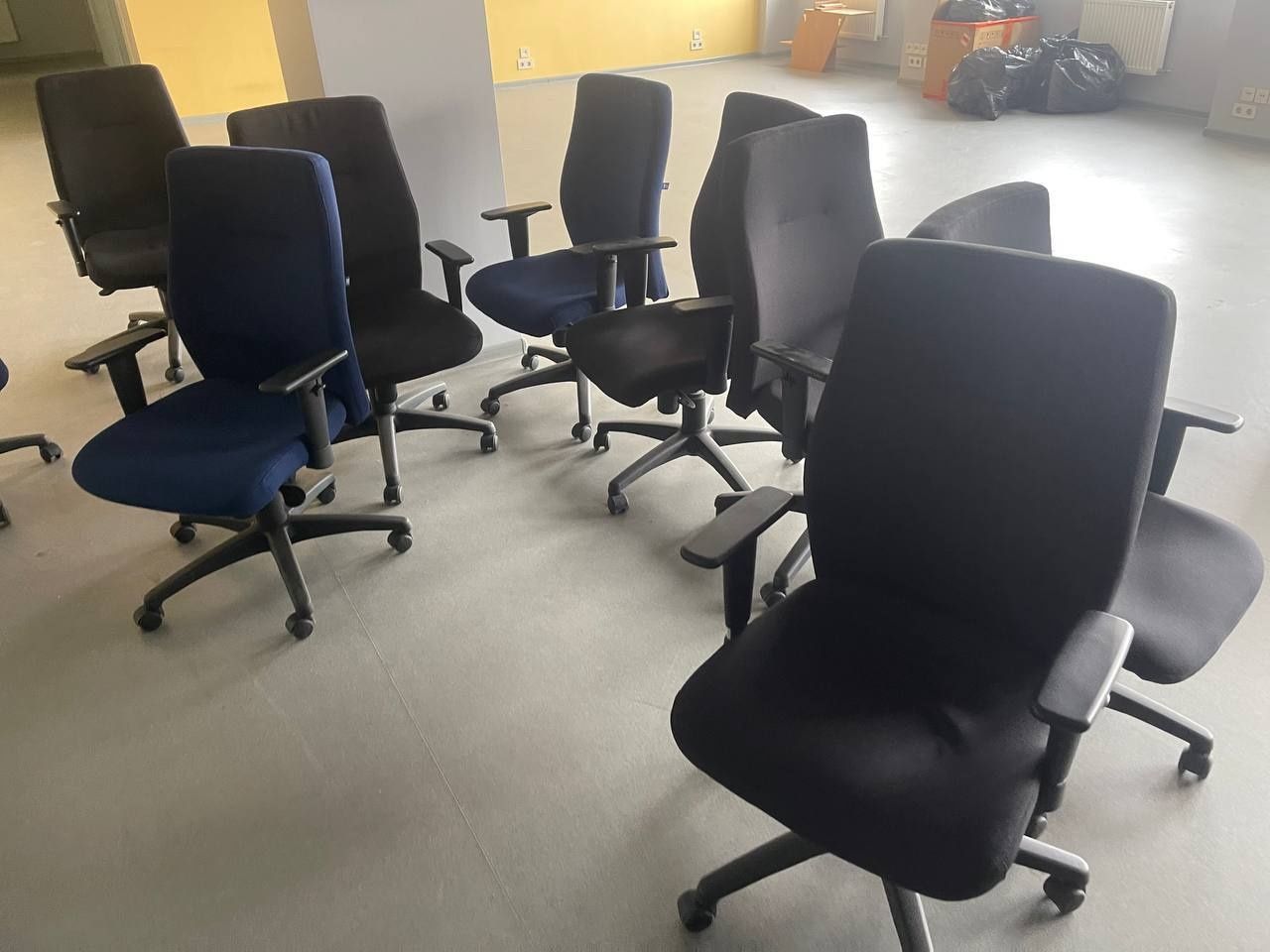 Продам офісну МЕБЕЛЬ,столи,стільці кухонні,крісла,тумби,комоди,полиці