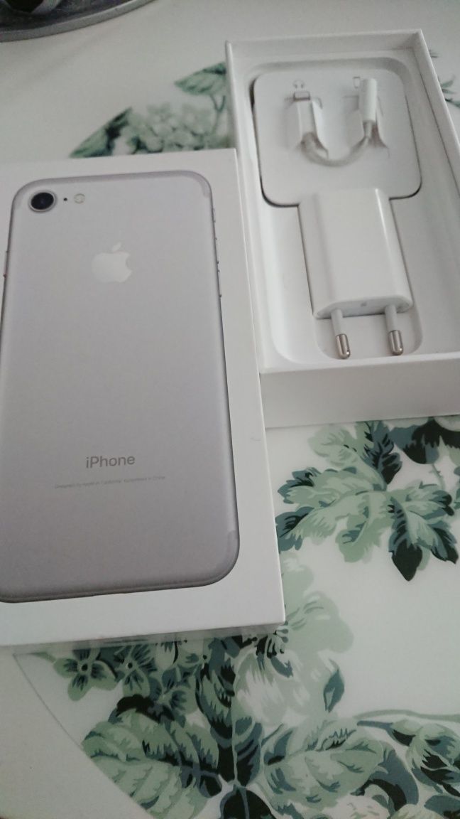 Sprzedam iphone 7 32gb srebrny