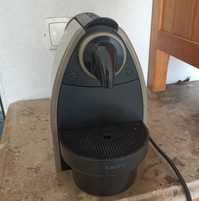 Máquina de café da Nespresso em bom estado de conservação