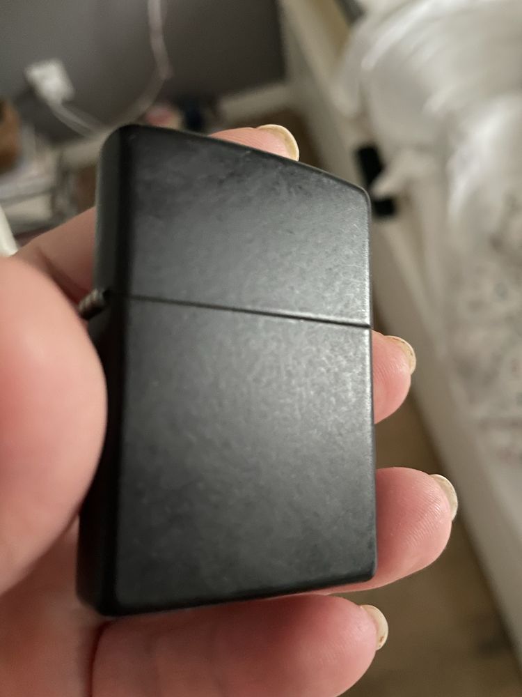 Czarna matowa zapalniczka zippo