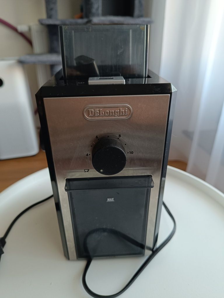 Młynek do kawy DeLonghi KG89