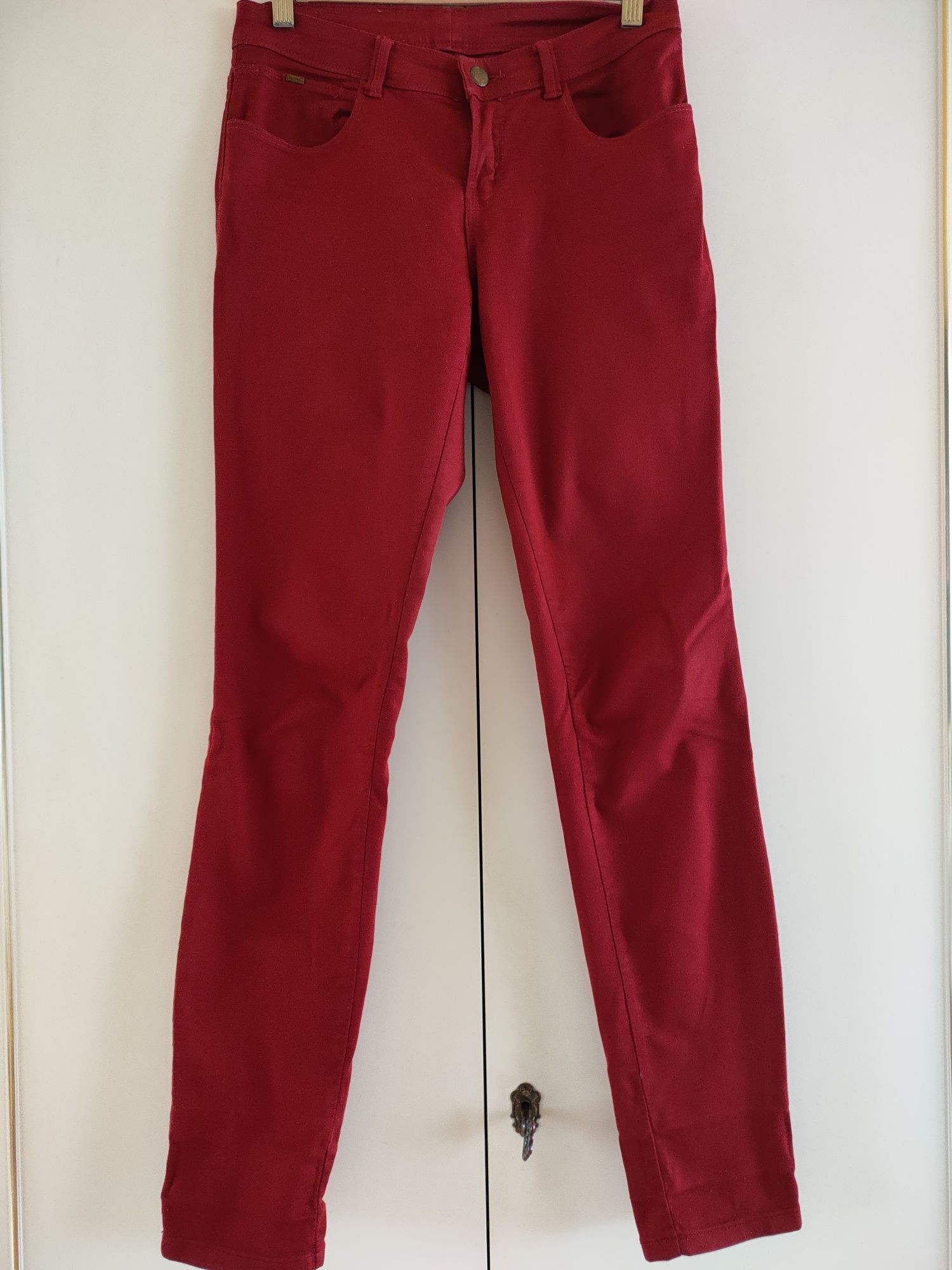Czerwone spodnie jeansy Zara 36