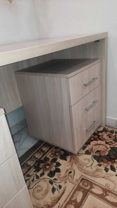 Письмовий стіл з тумбами на шість шухлядок