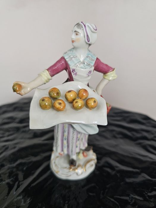 Meissen. Porcelanowa figurka "Sprzedawczyni jabłek"