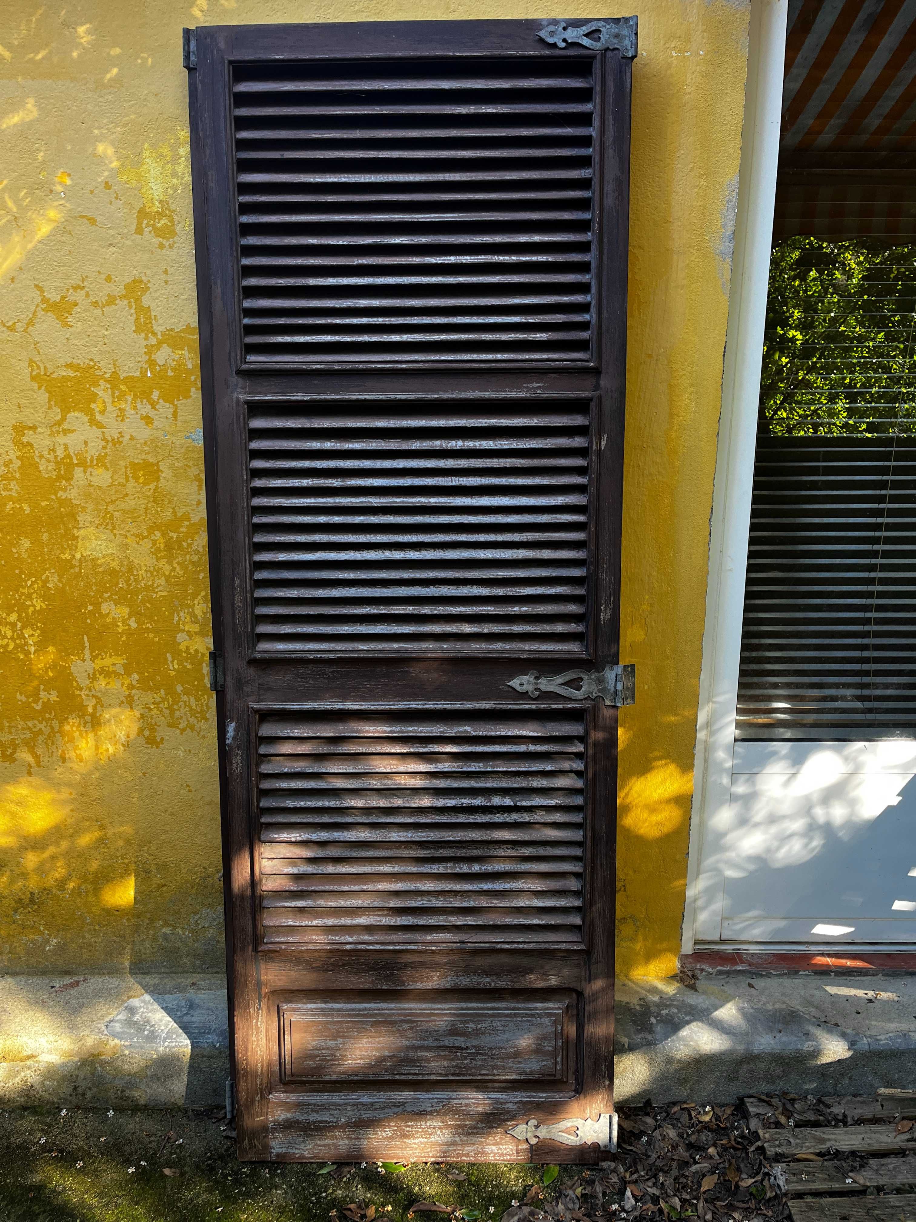 9 Portadas em madeira maciça ripada, para janelas altas