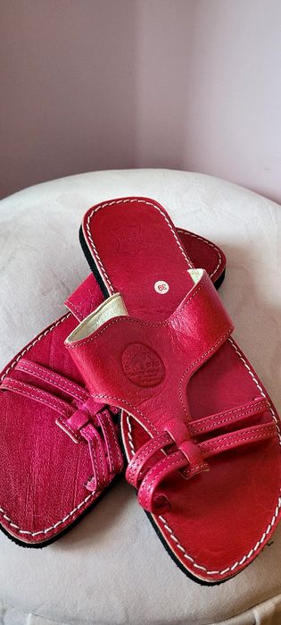 Tunezyjskie nowe klapki ze skóry naturalnej