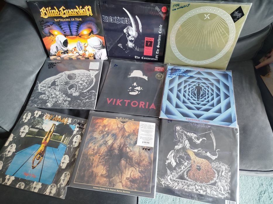 Vários discos de vinil de metal e Hard Rock