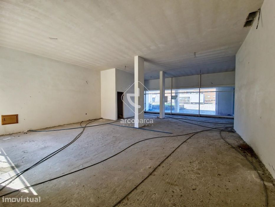 Loja no Centro da Vila de Ponte da Barca