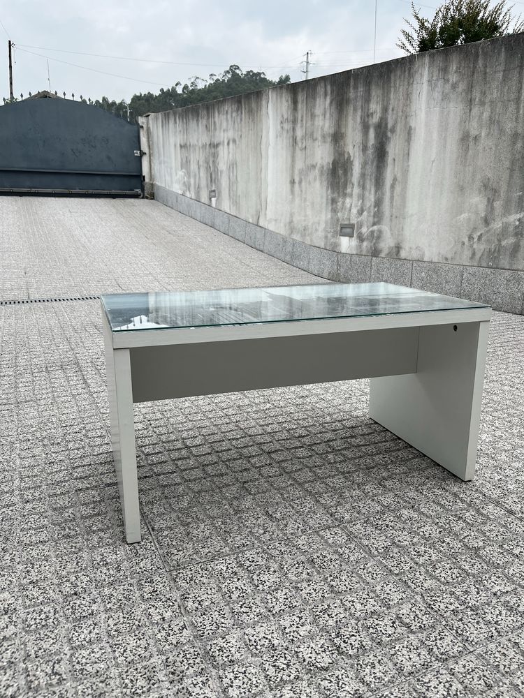 Mesa de centro (topo em vidro)