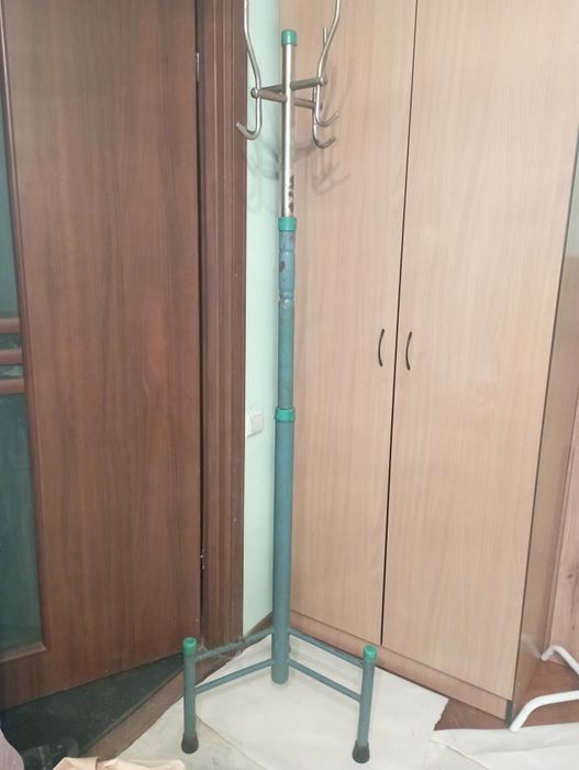 Вішаки стійки вінтажні для одягу