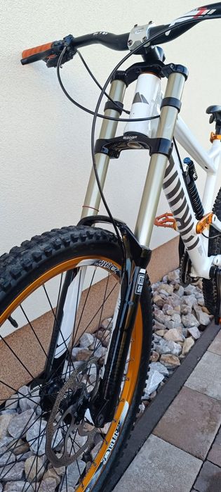 Rower zjazdowy Canyon Torque downhill DH