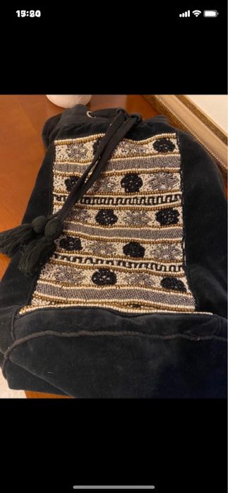 Mochila preta veludo.