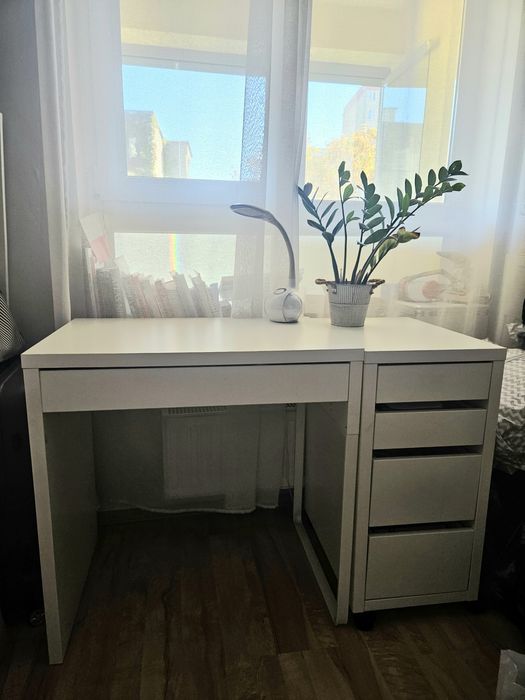 Białe biurko z szafką na kółkach z szufladami