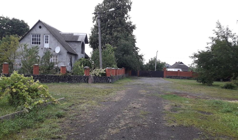 Будинок з великою територією.