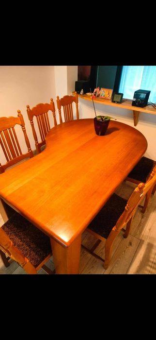 Stół z krzesłami
