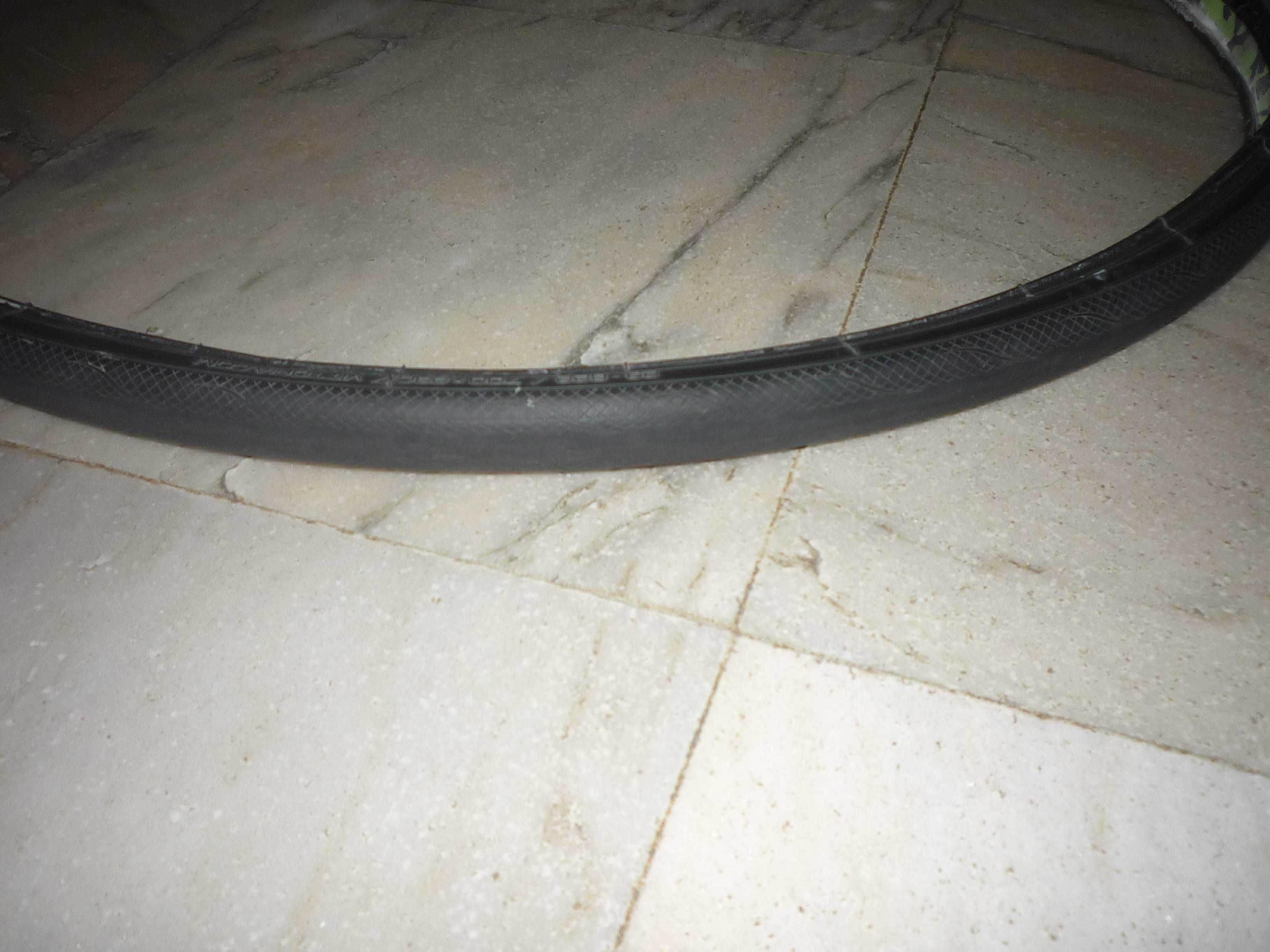 Ofereço dois pneus bicicleta estrada