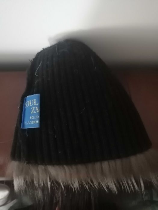 Хутряна шапка з чорнобурої лисиці