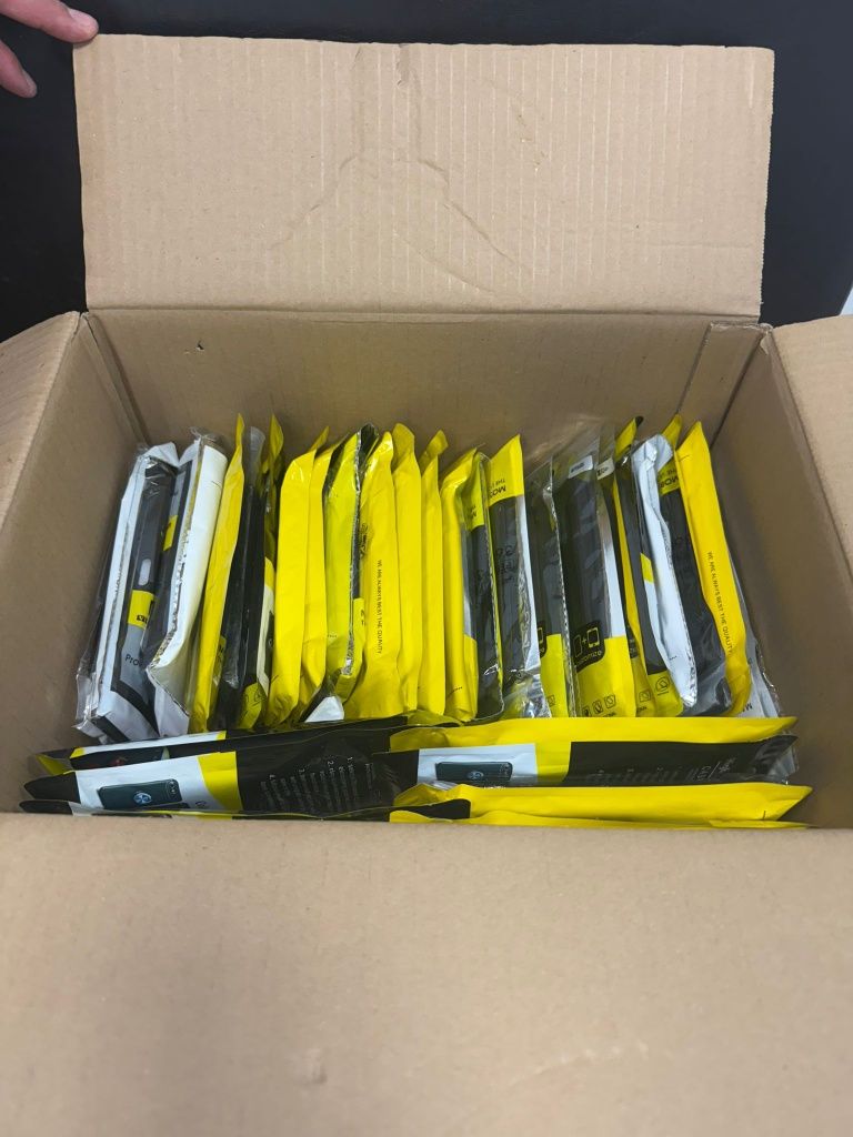 Box z Etui do telefonów i paskami do zegarków